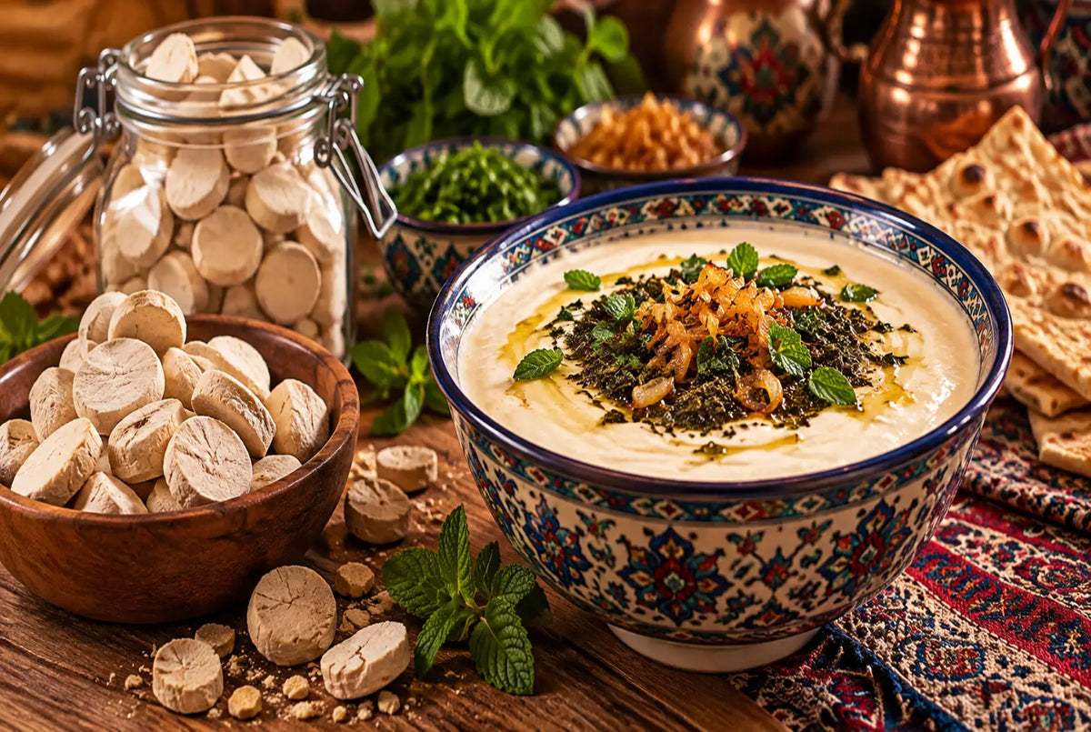 Kashk in der persischen Küche – getrockneter Kashk und cremige Kashk-Sauce mit Minze und Röstzwiebeln