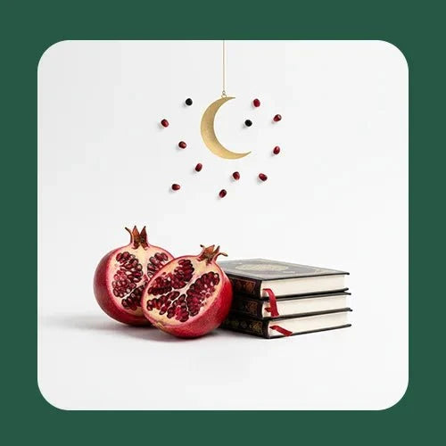 Shab-e Yalda – gedeckter Tisch mit Granatapfel, Wassermelone und Ajil zur längsten Nacht
